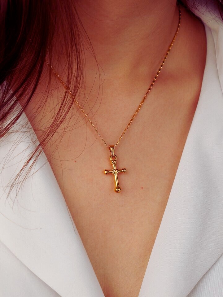 cou femme avec un pendentif croix