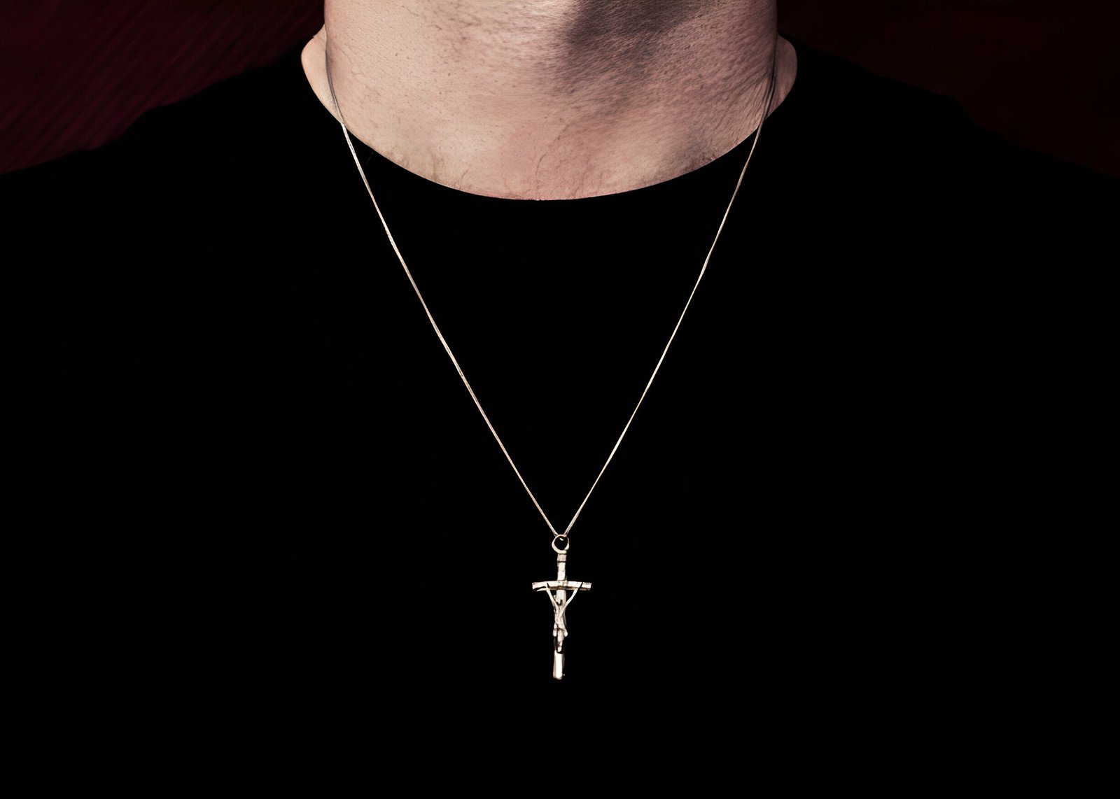 pendentif croix homme avec tee shirt noir